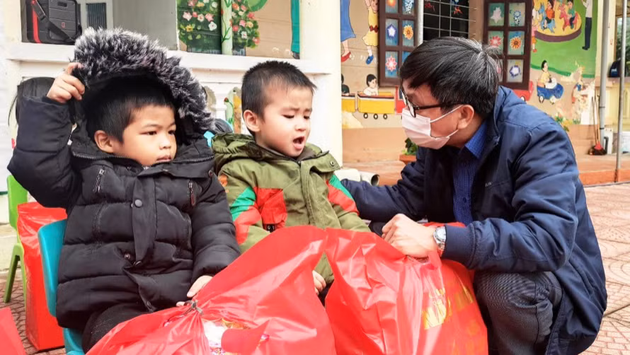 Phóng viên báo GD&amp;TĐ trao quà cho học sinh trường Mầm non Lâm Phú