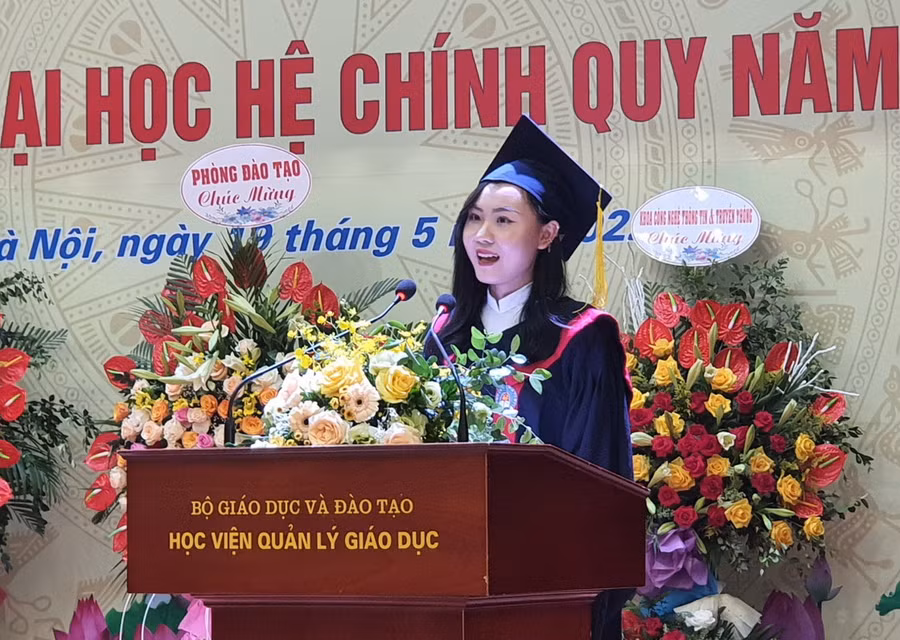 Tân cử nhân Nguyễn Thị Mỹ Hạnh phát biểu tại buổi lễ