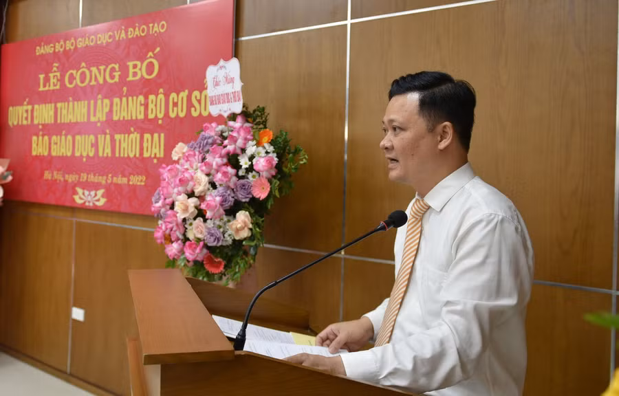 Đồng chí Nguyễn Sinh Thành – Chánh Văn phòng Đảng – Đoàn thể Bộ GD&amp;ĐT công bố Quyết định thành lập Đảng bộ cơ sở trên cơ sở nâng cấp Chi bộ Báo Giáo dục &amp; Thời đại