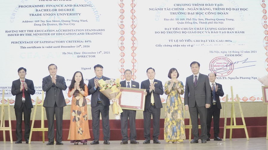 Trường ĐH Công đoàn nhận chứng nhận kiểm định chất lượng 9 chương trình đào tạo