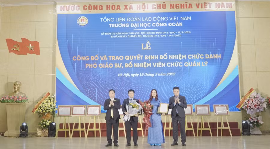 Trường ĐH Công đoàn tổ chức Lễ công bố và trao quyết định bổ nhiệm chức danh PGS cho 2 nhà giáo