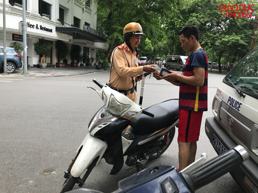 CSGT kiểm tra hành chính đối với lái xe Nguyễn Văn Hợp