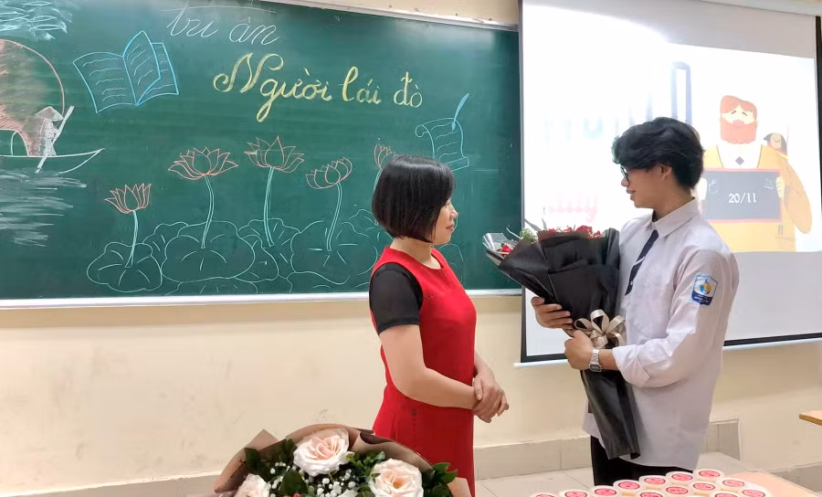 Cô - trò Trường THPT Hoàng Cầu (Đống Đa, Hà Nội).