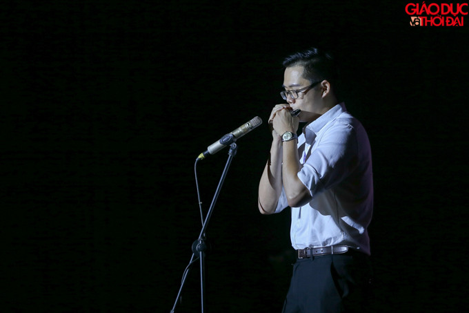 Nhiều giảng viên, chuyên viên thể hiện những tài năng về âm nhạc của mình.