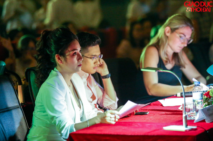 Kết thúc phần biểu diễn của 9 đội thi, Ban giám khảo căng thẳng đưa ra điểm số.