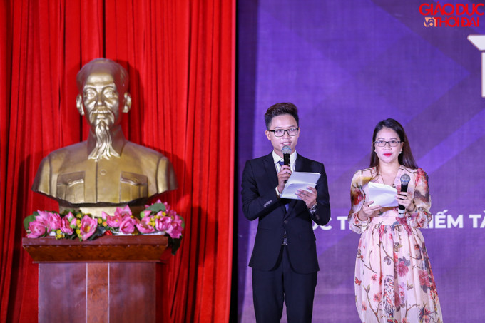 Đúng 20h, sơ loại cuộc thi tìm kiếm tài năng tiếng Anh EZONE 2019 chính thức bắt đầu.