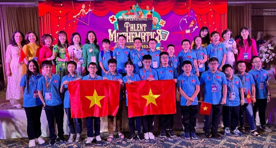 Đoàn học sinh Việt Nam trong lễ vinh danh, trao giải tối 28/2 tại Thái Lan. Đoàn học sinh Việt Nam trong lễ vinh danh, trao giải tối 28/2 tại Thái Lan.