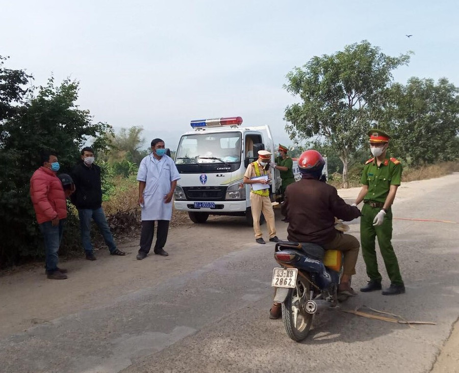 Lực lượng chức năng tỉnh Gia Lai kiểm soát, khoanh vùng để dịch bệnh không lây lan.