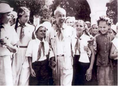 Các cháu thiếu nhi thủ đô Mát-xcơ-va hân hoan chào đón Bác Hồ, ngày 27/8/1957. (Ảnh tư liệu)