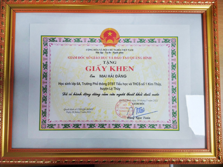 Phần thưởng dành cho học sinh dũng cảm cứu người đuối nước.