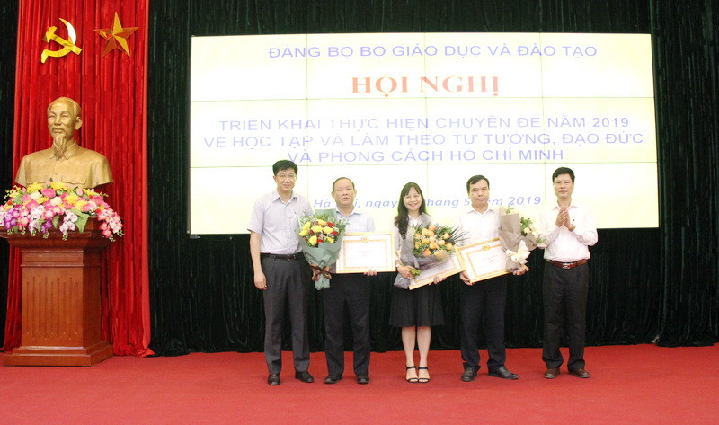 3 đảng viên vinh dự được nhận Bằng khen của Đảng ủy Khối các cơ quan Trung ương. 