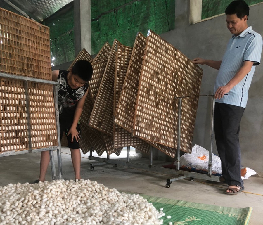 Bí thư Đảng ủy xã Nguyễn Gia Hồng động viên các hộ dân nỗ lực giảm nghèo bền vững. Bí thư Đảng ủy xã Nguyễn Gia Hồng động viên các hộ dân nỗ lực giảm nghèo bền vững.