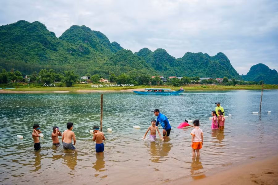 Học sinh được các thầy giáo hướng dẫn kỹ năng bơi.