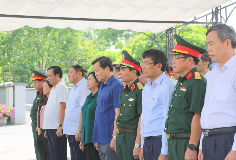 Lãnh đạo Đảng, Nhà nước đến đặt vòng hoa tri ân tại các Nghĩa trang liệt sĩ. Lãnh đạo Đảng, Nhà nước đến đặt vòng hoa tri ân tại các Nghĩa trang liệt sĩ.