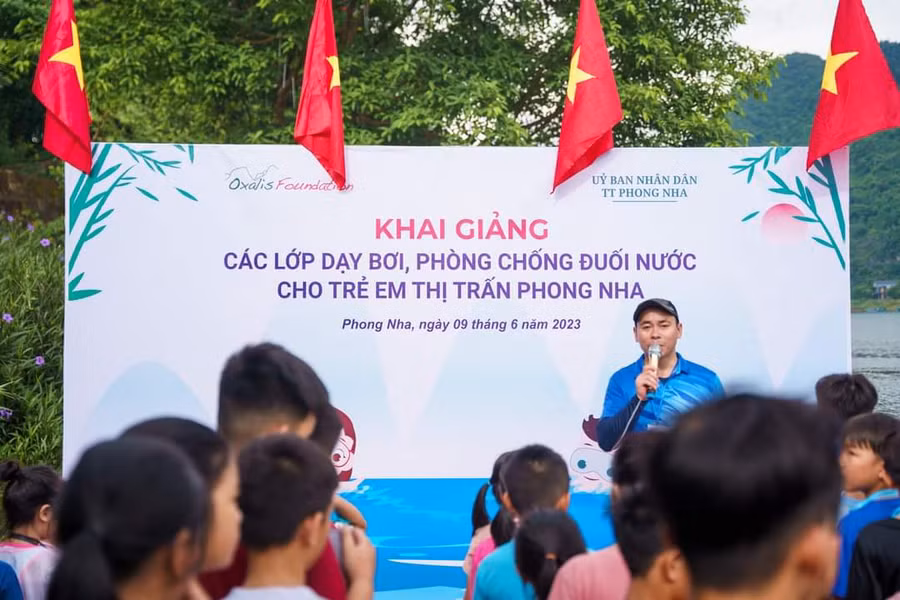 Thị trấn Phong Nha phối hợp Công ty du lịch Chua Me đất (Oxalis) tổ chức mở lớp dạy bơi miễn phí cho trẻ em.