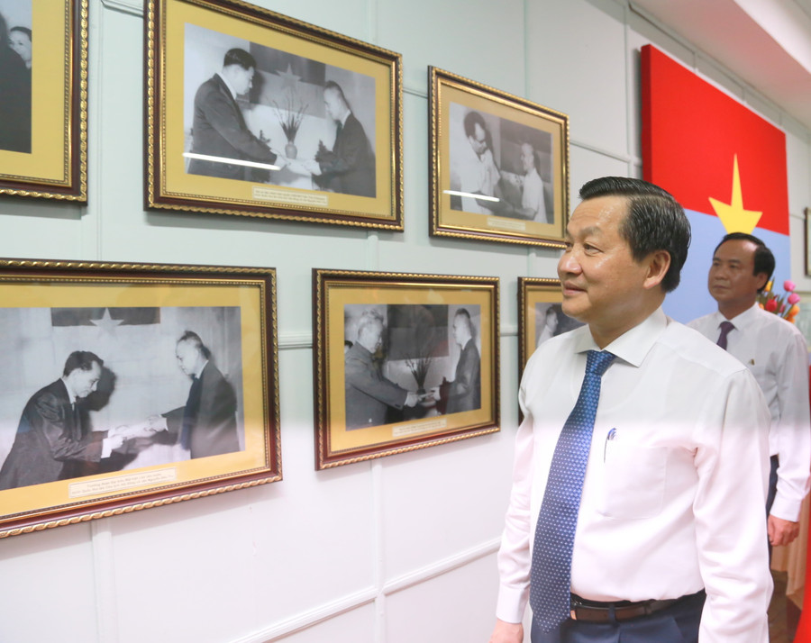 Phó Thủ tướng Lê Minh Khái thăm Khu chính phủ Chính phủ cách mạng lâm thời Cộng hòa miền Nam Việt Nam tại huyện Cam Lộ. Phó Thủ tướng Lê Minh Khái thăm Khu chính phủ Chính phủ cách mạng lâm thời Cộng hòa miền Nam Việt Nam tại huyện Cam Lộ.