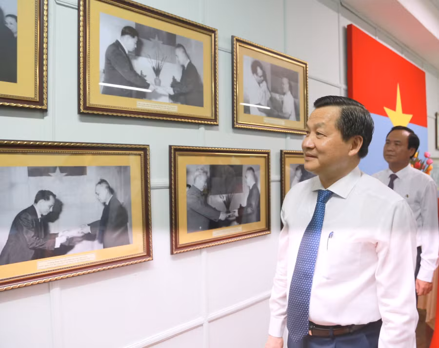 Phó Thủ tướng Lê Minh Khái thăm Khu chính phủ Chính phủ cách mạng lâm thời Cộng hòa miền Nam Việt Nam tại huyện Cam Lộ.