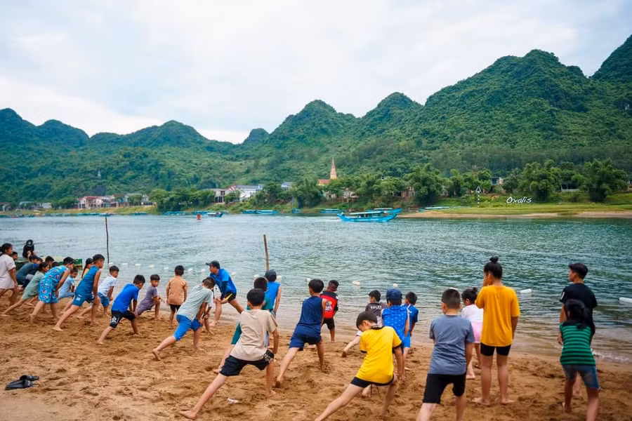 Lớp dạy bơi nhằm trang bị các kỹ năng phòng chống đuối nước cho học sinh.