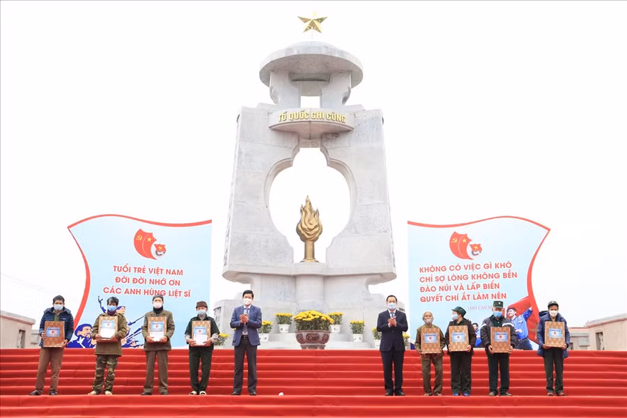 Đại diện lãnh Trung ương Đoàn và tỉnh Quảng Bình trao quà cho các cựu thanh niên xung phong có hoàn cảnh khó khăn.