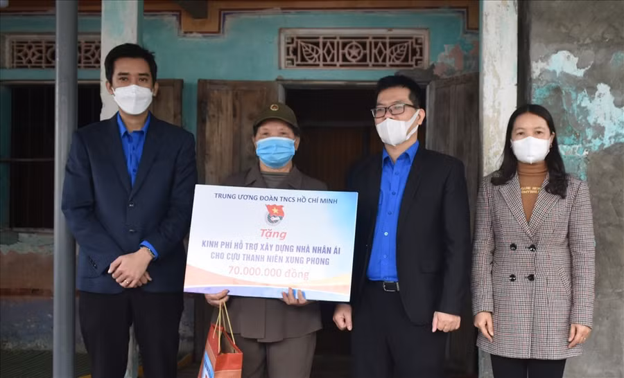 Trao tặng kinh phí xây dựng nhà Nhân ái cho cựu TNXP Hồ Thị Dẹt, trú tại xã Đức Trạch, huyện Bố Trạch (Quảng Bình).