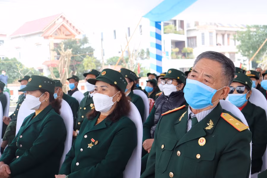 Những cựu TNXP từng tham gia chiến đấu chống giặc Mỹ có mặt tại buổi lễ khánh thành để tưởng nhớ về đồng đội.