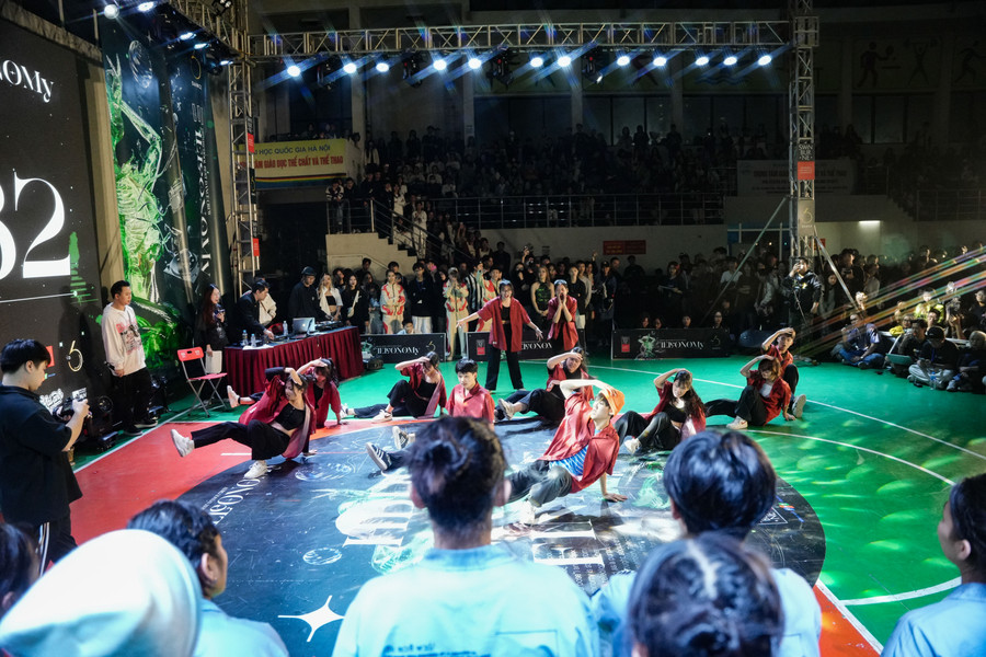 Sàn đấu luôn được làm nóng bởi những tiết mục bùng nổ, khiến cho khán giả vỡ òa cảm xúc. Sàn đấu luôn được làm nóng bởi những tiết mục bùng nổ, khiến cho khán giả vỡ òa cảm xúc.