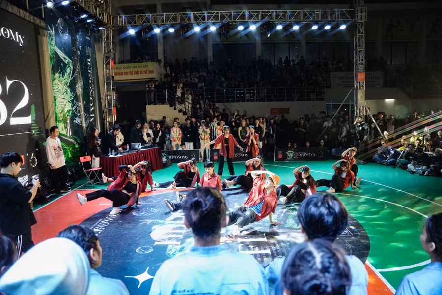 Sàn đấu luôn được làm nóng bởi những tiết mục bùng nổ, khiến cho khán giả vỡ òa cảm xúc.