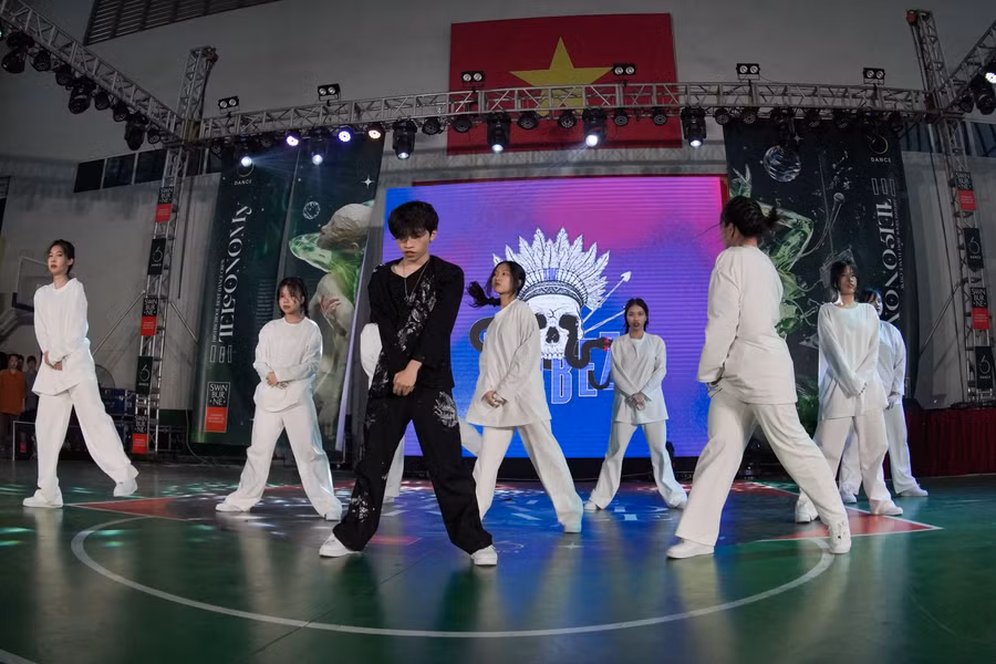 Sàn đấu luôn được làm nóng bởi những tiết mục bùng nổ, khiến cho khán giả vỡ òa cảm xúc. Sàn đấu luôn được làm nóng bởi những tiết mục bùng nổ, khiến cho khán giả vỡ òa cảm xúc.