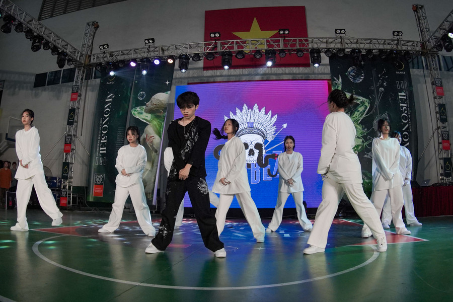 Sàn đấu luôn được làm nóng bởi những tiết mục bùng nổ, khiến cho khán giả vỡ òa cảm xúc. Sàn đấu luôn được làm nóng bởi những tiết mục bùng nổ, khiến cho khán giả vỡ òa cảm xúc.