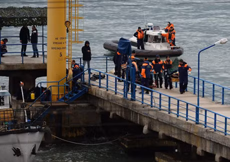 Doi cuu nan hoi ha tim kiem thi the nan nhan may bay Nga roi - Anh 3