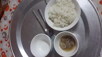 Phan nan me chong ve bua com o cu, nang dau bi mang 