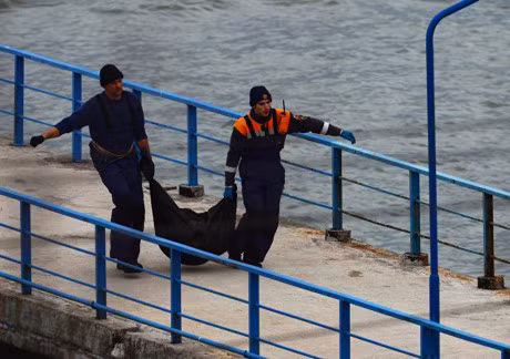 Doi cuu nan hoi ha tim kiem thi the nan nhan may bay Nga roi - Anh 4