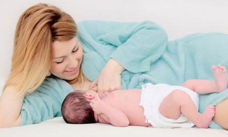 Đừng cho bé bú nằm các mẹ nhé! - Ảnh 1 Dung cho be bu nam cac me nhe! - Anh 1