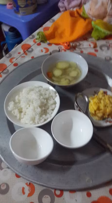 Phan nan me chong ve bua com o cu, nang dau bi mang 