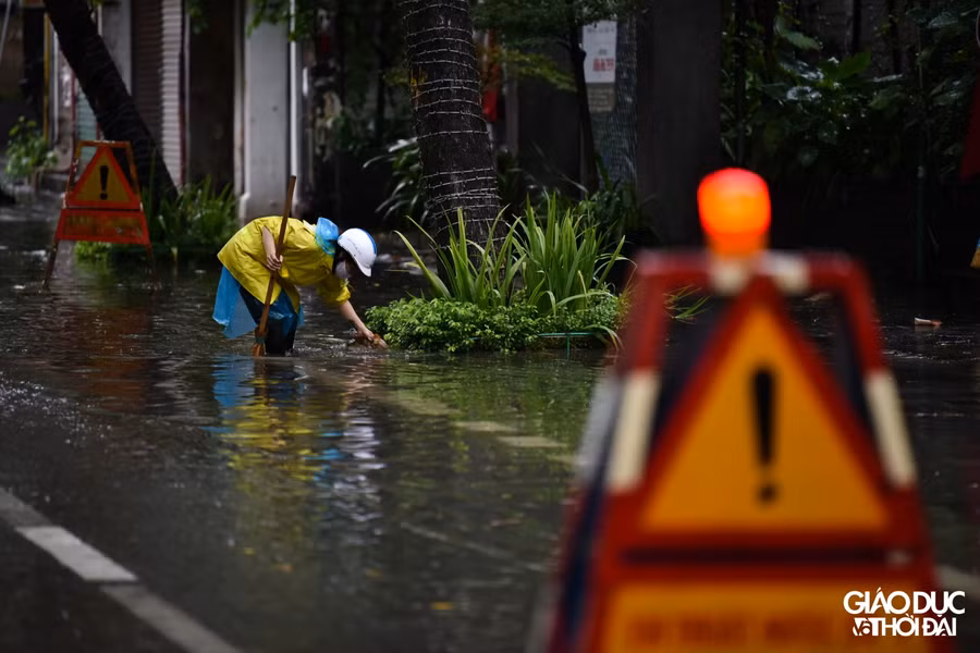 Tại phố Thợ Nhuộm sau cơn mưa 20p nước vẫn chưa rút hết.