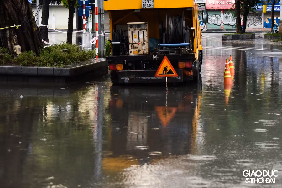 Đơn vị thoát nước đã huy động xe bơm để hút nước tại nhiều điểm ngập.