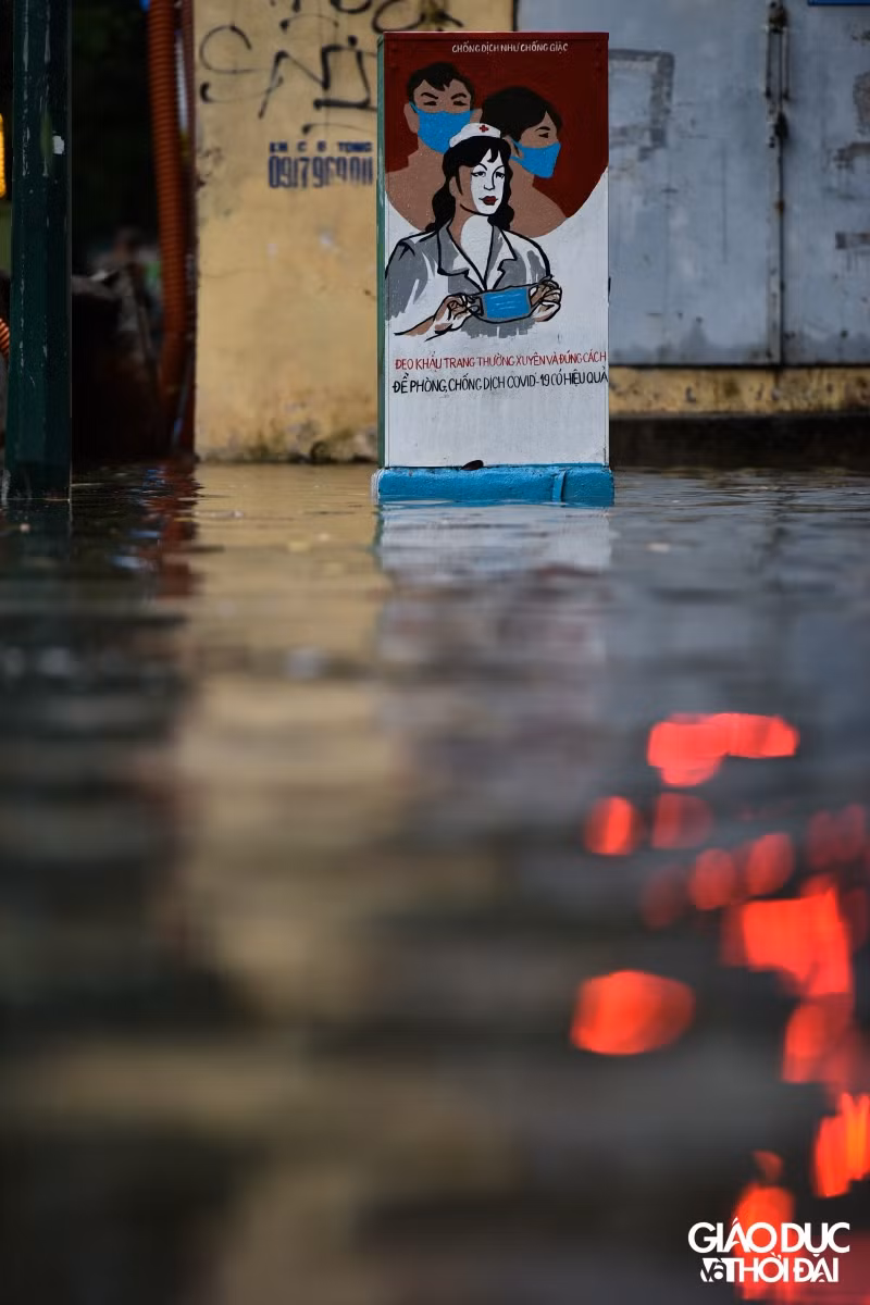 Nhiều tuyến phố ở Hà Nội ngập sâu sau cơn mưa kéo dài hơn 1 giờ ảnh 12