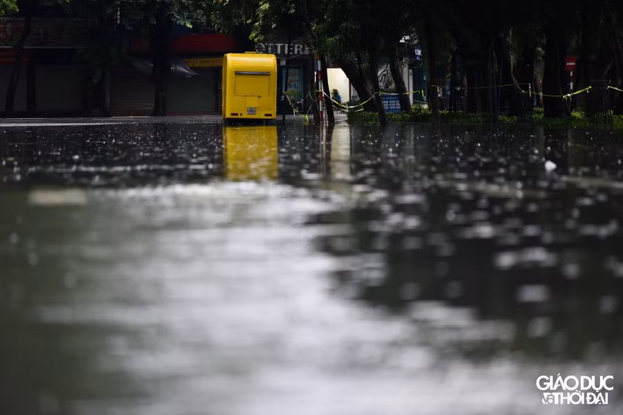 Nhiều tuyến phố ở Hà Nội ngập sâu sau cơn mưa kéo dài hơn 1 giờ ảnh 6