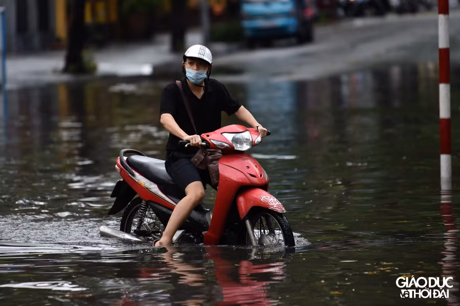 Các phương tiện qua đây rất khó khăn, nhiều phương tiện chết máy tại vài điểm nước sâu.