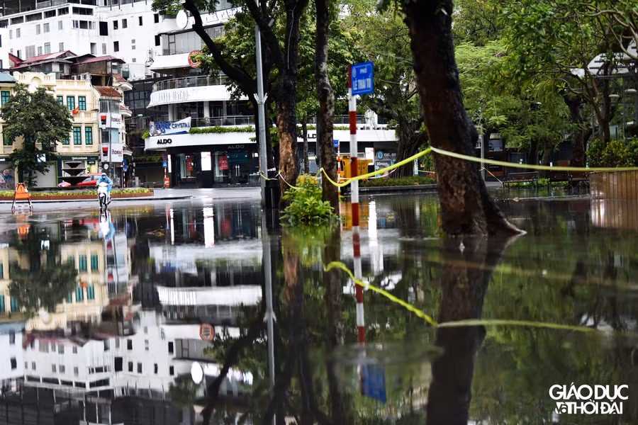 một bên đường Lê Thái Tổ nước ngập tràn lên vỉa hè.