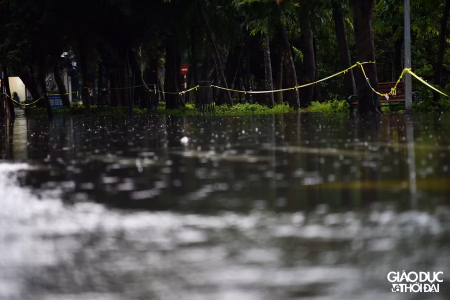 Tại phố Đinh Tiên Hoàng nước ngập 1 bên đường sâu khoảng 30cm.