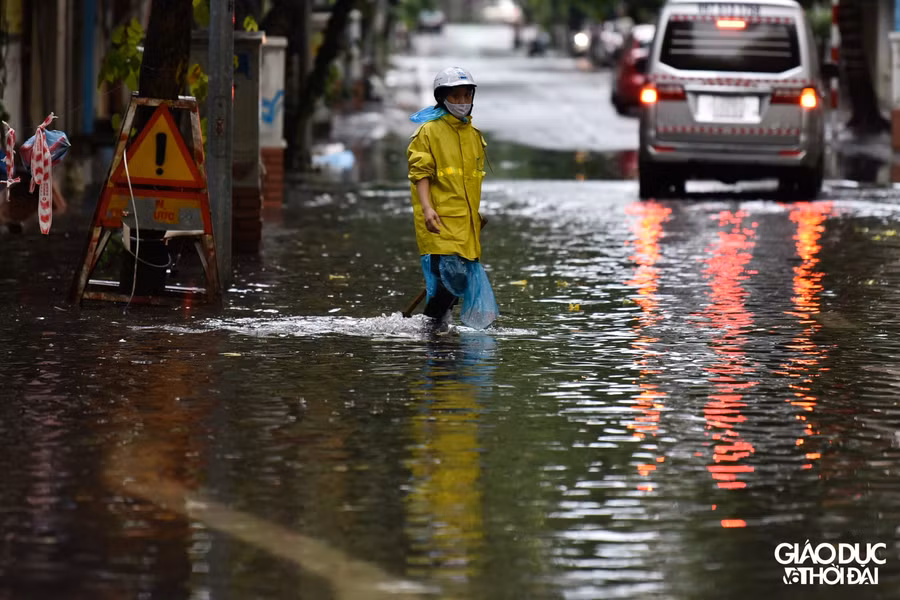 Nhiều tuyến phố ở Hà Nội ngập sâu sau cơn mưa kéo dài hơn 1 giờ ảnh 10