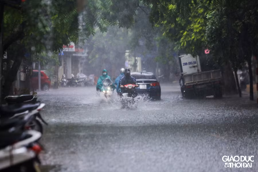 Cơn mưa lớn đã kiến đường Vường Thừa Vũ, Thanh Xuân ngập sâu.