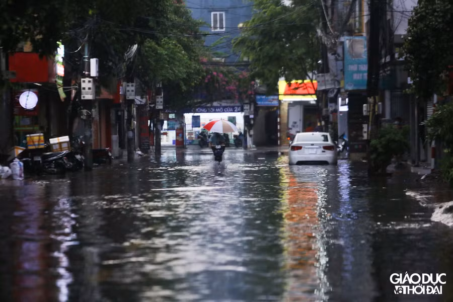 Tại đường Hoàng Văn Thái có những điểm ngập sâu từ 40-60cm.