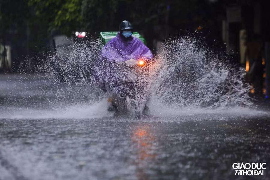 Nhiều tuyến phố ở Hà Nội ngập sâu sau cơn mưa kéo dài hơn 1 giờ ảnh 1