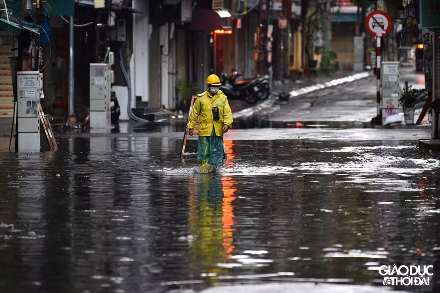 Phố Đinh Liệt trong chiều tối ngày hôm nay, nước cũng ngập khá sâu.