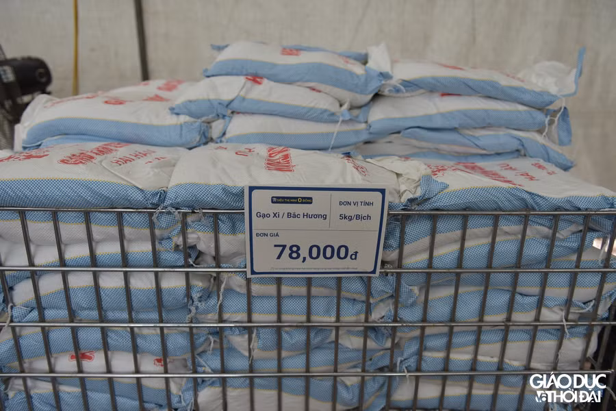 Tất cả các sản phẩm đều có nguồn gốc xuất xứ rõ ràng, được cung ứng từ những đơn vị lớn có uy tín tại địa phương, phân theo từng khu thực lương thực, phẩm khô, thực phẩm tươi, gia vị… để mọi người dễ dàng lựa chọn.