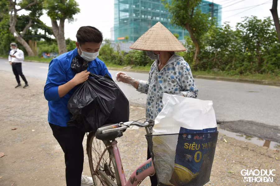 Hà Nội: Mở "siêu thị 0 đồng" hỗ trợ những người khó khăn ảnh 15