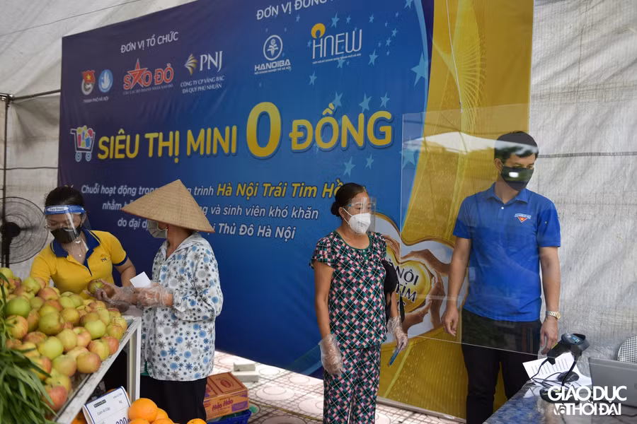 "Siêu thị 0 đồng" chính thức hoạt động để hỗ trợ người dân gặp khó khăn.