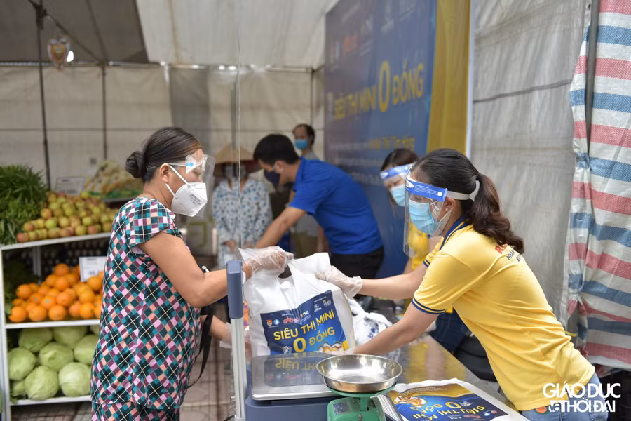 Hà Nội: Mở "siêu thị 0 đồng" hỗ trợ những người khó khăn ảnh 14
